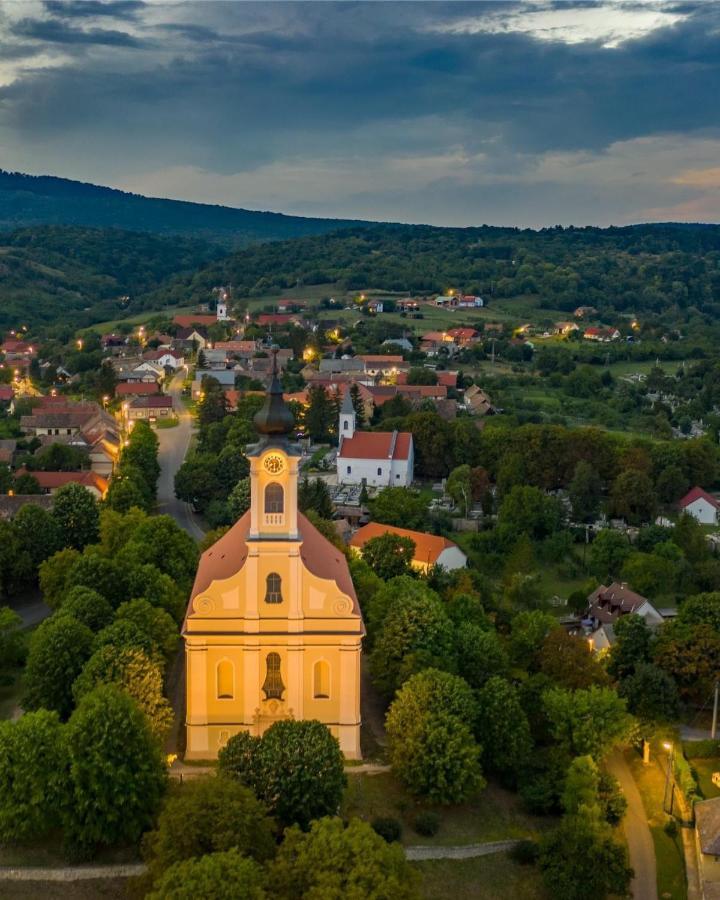 Hotel Edenkert Vendeghazak Pécsvárad Exterior foto