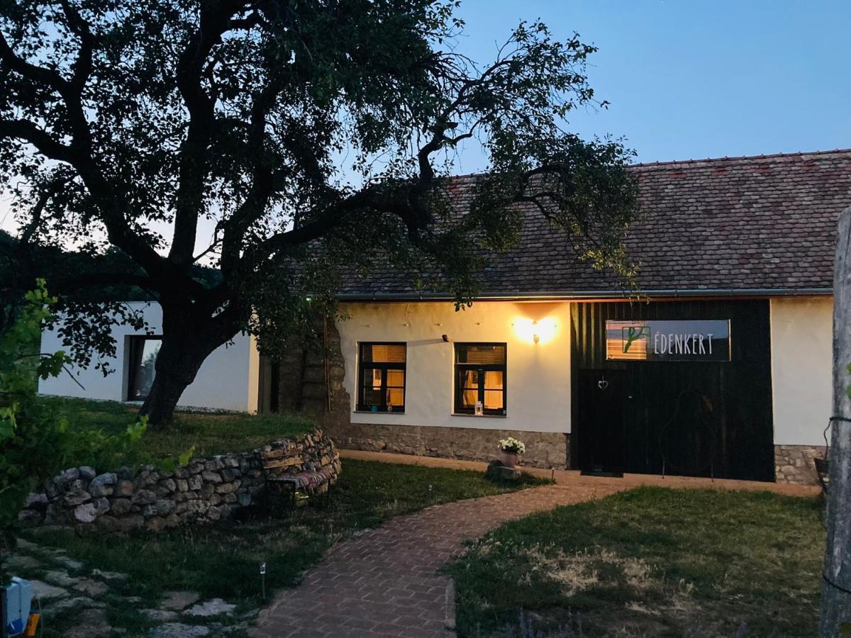 Hotel Edenkert Vendeghazak Pécsvárad Exterior foto